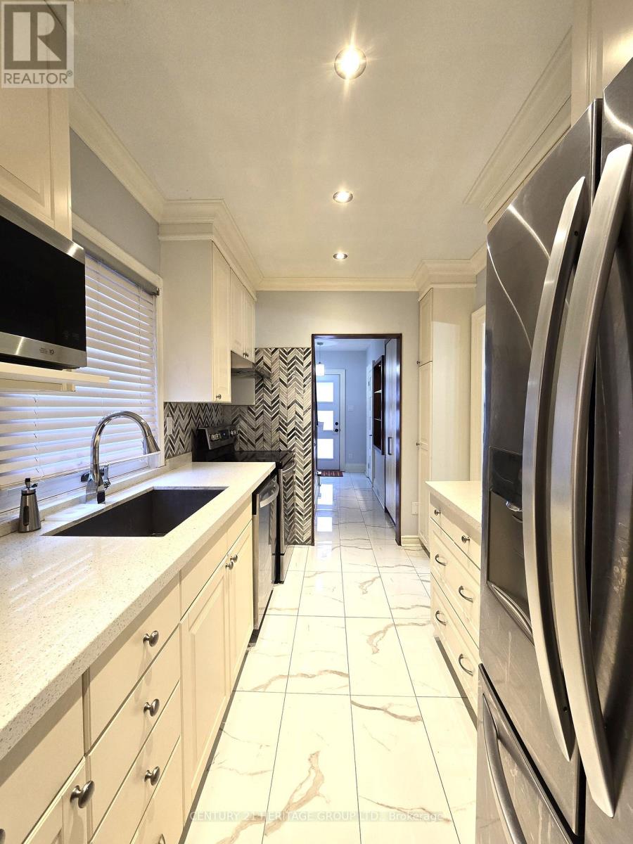 46 Mahoney Avenue, Toronto (Mount Dennis), Ontario  M6M 2H4 - Photo 7 - W12861440