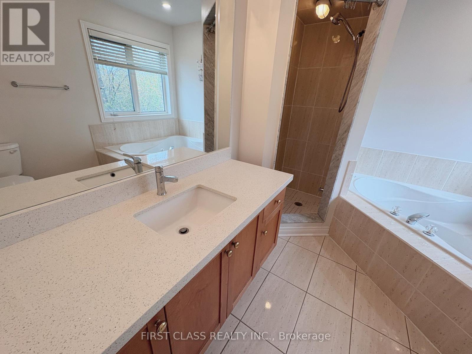 70 Loredana Court, Richmond Hill (Langstaff), Ontario  L4C 0P2 - Photo 10 - N12865482