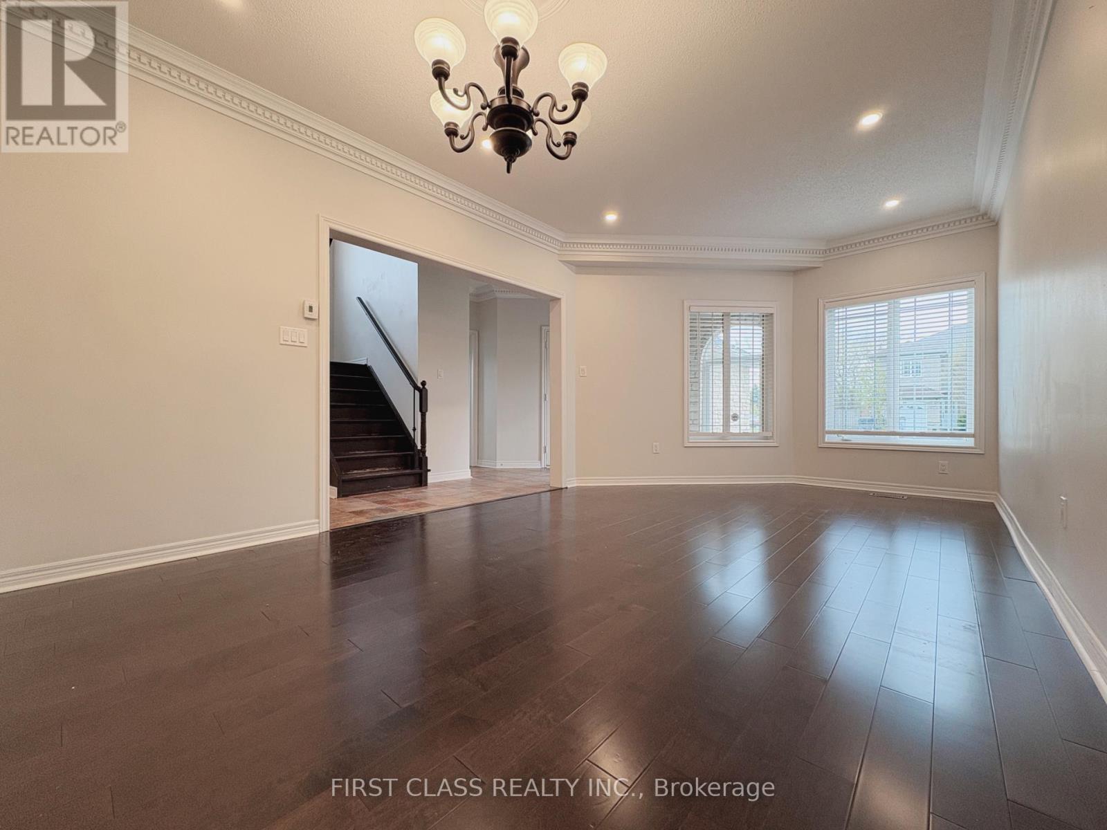 70 Loredana Court, Richmond Hill (Langstaff), Ontario  L4C 0P2 - Photo 5 - N12865482