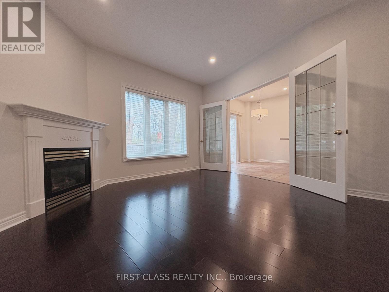 70 Loredana Court, Richmond Hill (Langstaff), Ontario  L4C 0P2 - Photo 6 - N12865482