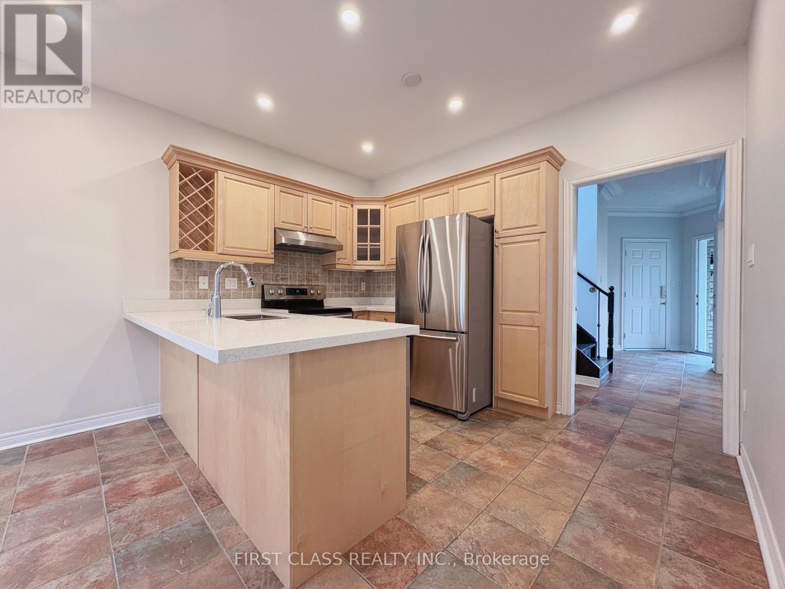 70 Loredana Court, Richmond Hill (Langstaff), Ontario  L4C 0P2 - Photo 7 - N12865482