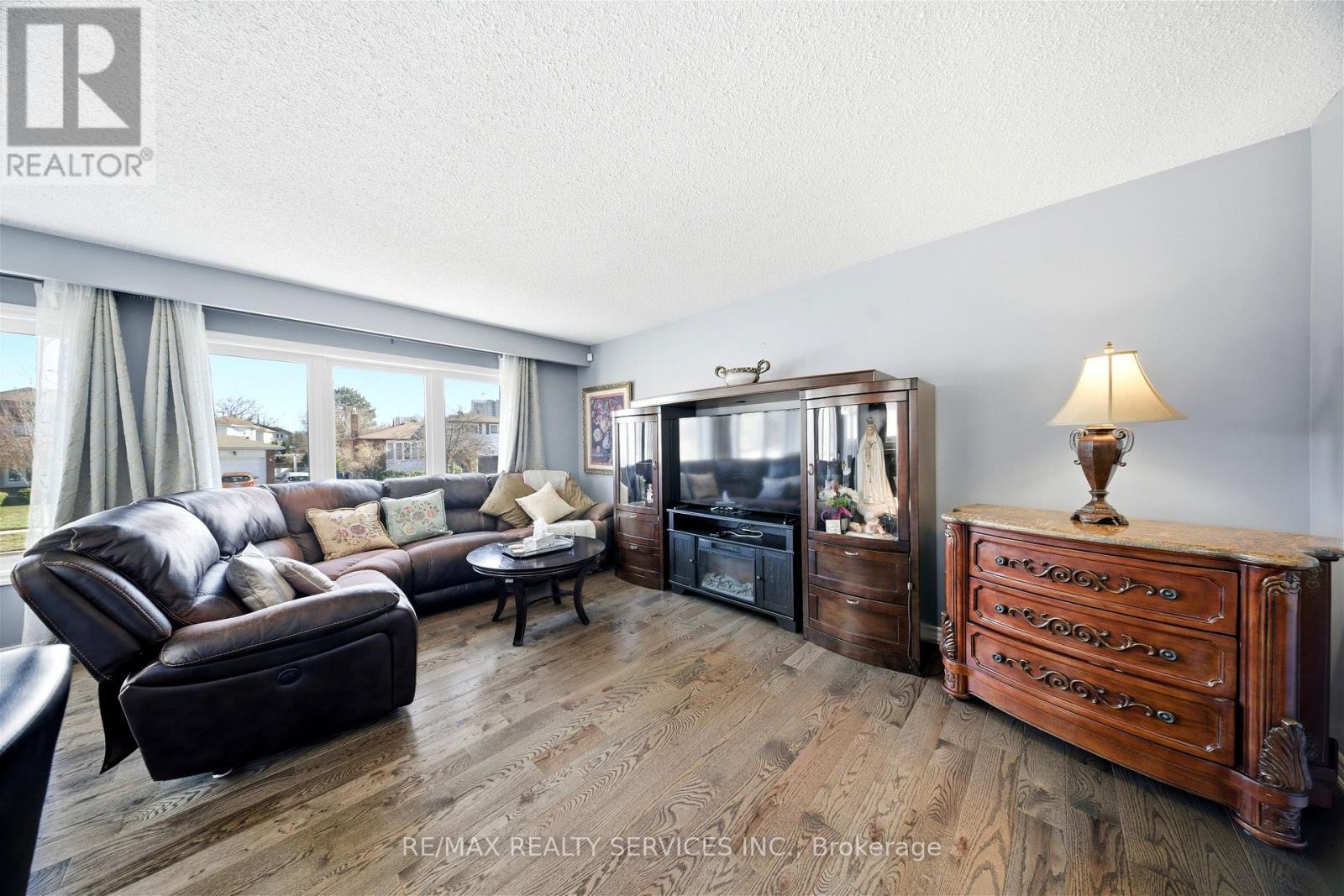 8 Edwin Drive, Brampton, Ontario  L6Y 1A1 - Photo 11 - W12865378