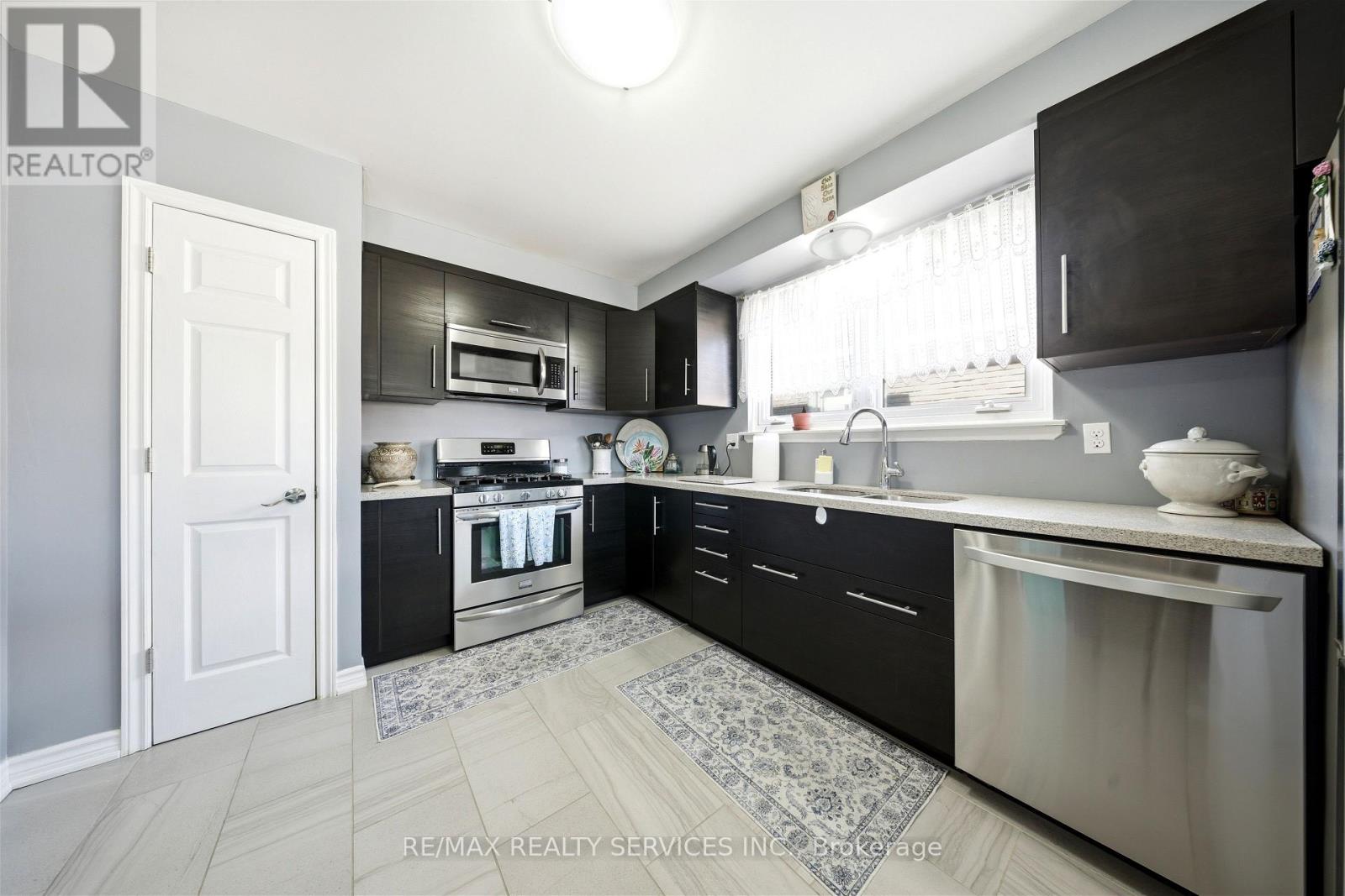 8 Edwin Drive, Brampton, Ontario  L6Y 1A1 - Photo 17 - W12865378