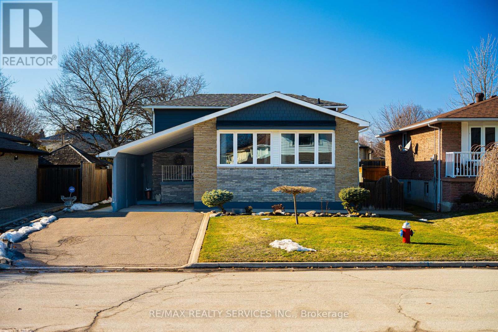 8 Edwin Drive, Brampton, Ontario  L6Y 1A1 - Photo 2 - W12865378