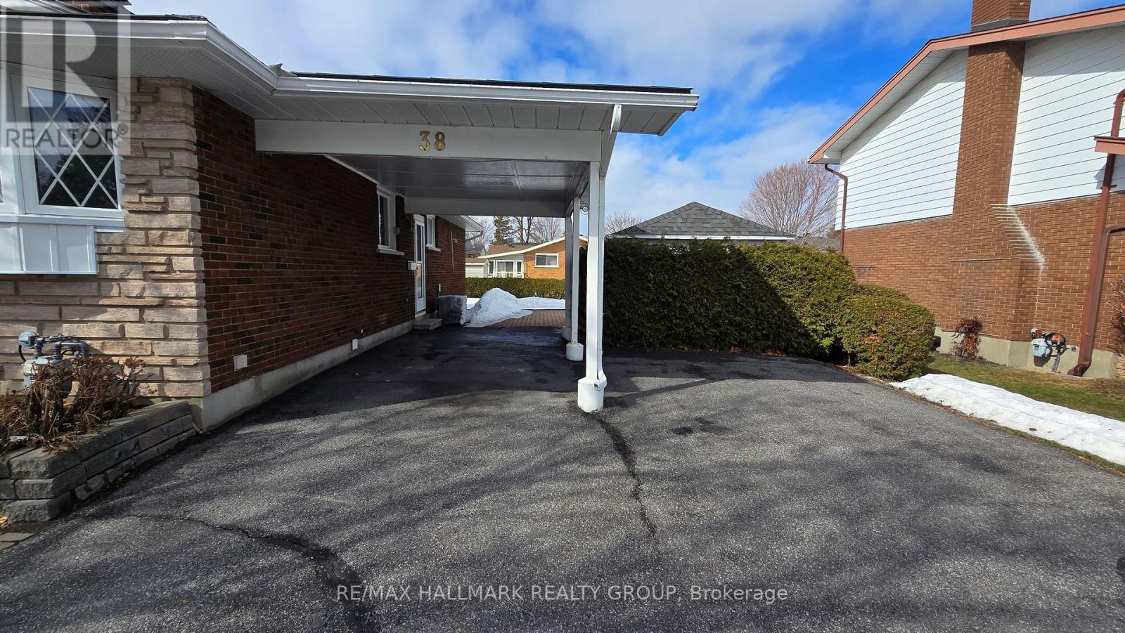 38 Hadley Circle, Ottawa, Ontario  K2H 6N9 - Photo 2 - X12865656