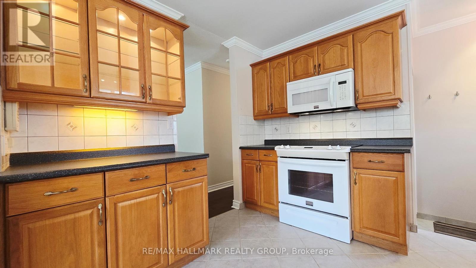 38 Hadley Circle, Ottawa, Ontario  K2H 6N9 - Photo 7 - X12865656