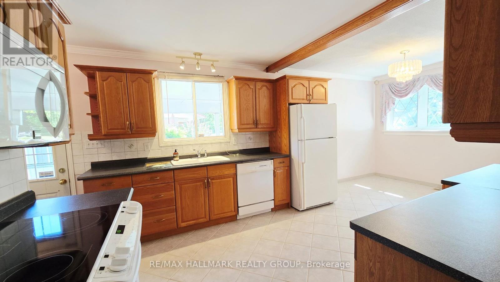 38 Hadley Circle, Ottawa, Ontario  K2H 6N9 - Photo 8 - X12865656