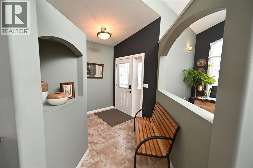 77 Pondside Crescent, Blackfalds, Alberta  T4M 0G3 - Photo 2 - A2290258