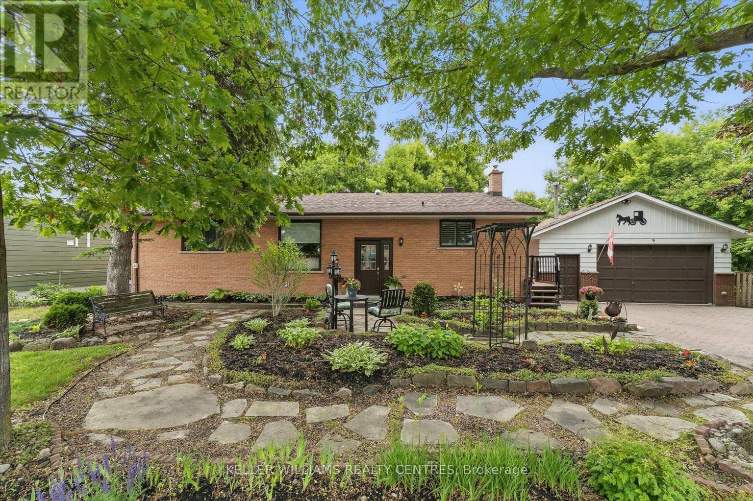 9 THOMPSON DRIVE, East Gwillimbury, Ontario