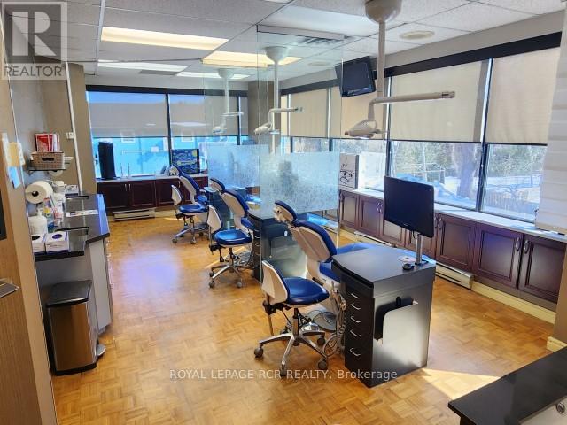 207 - 712 Davis Drive, Newmarket (Gorham-College Manor), Ontario  L3Y 8C3 - Photo 4 - N12865674