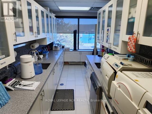 207 - 712 Davis Drive, Newmarket (Gorham-College Manor), Ontario  L3Y 8C3 - Photo 5 - N12865674