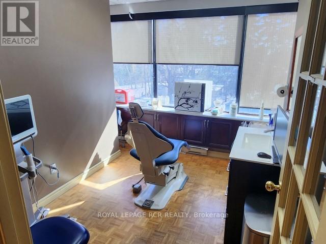 207 - 712 Davis Drive, Newmarket (Gorham-College Manor), Ontario  L3Y 8C3 - Photo 6 - N12865674