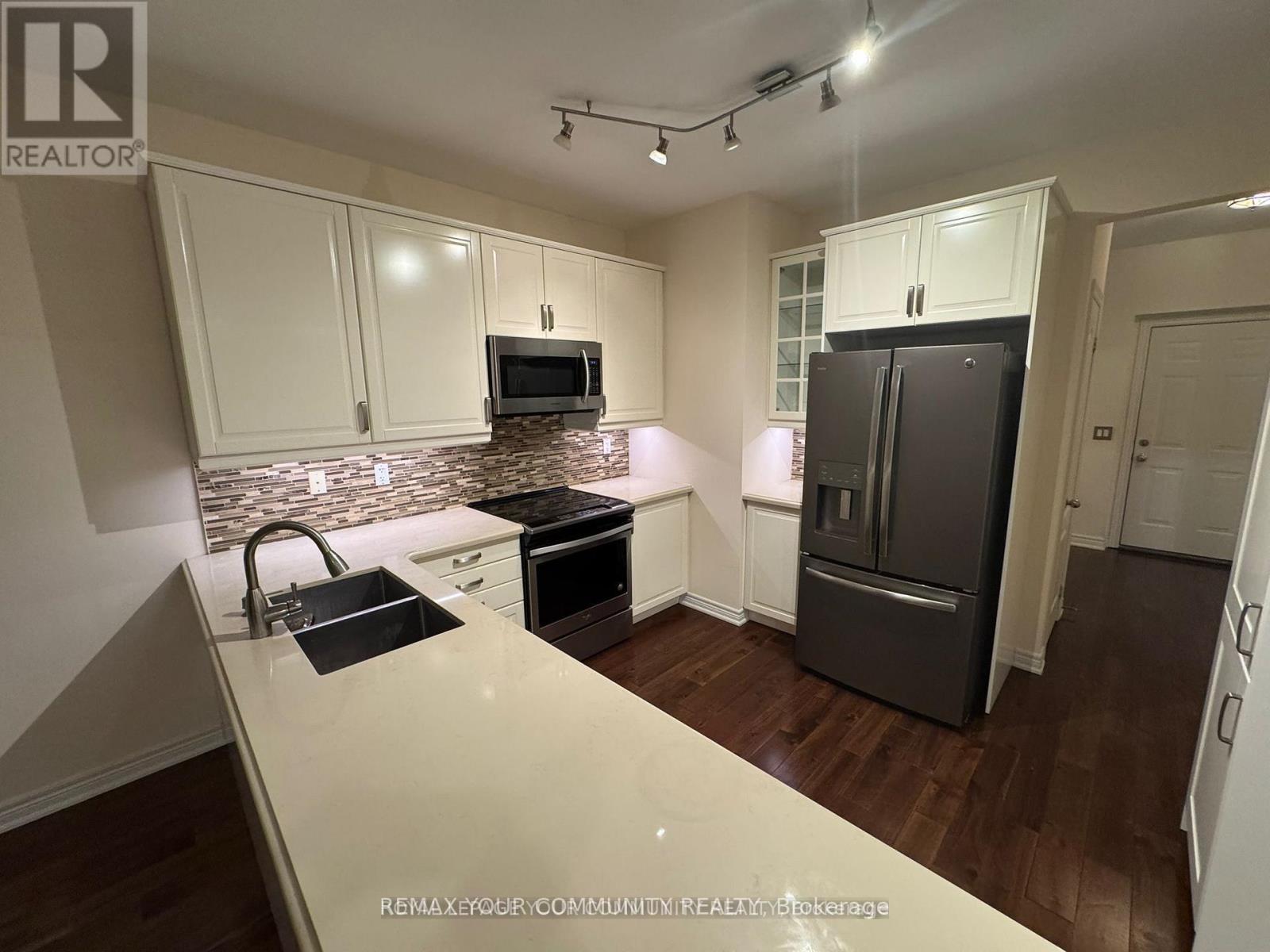 12 Pegasus Drive, Richmond Hill, Ontario  L4E 4R2 - Photo 4 - N12865724