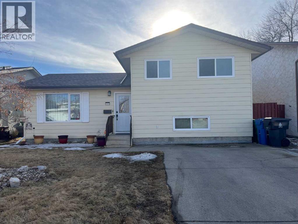 320 Leaside Avenue S, Lethbridge, Alberta  T1J 4J2 - Photo 1 - A2290688