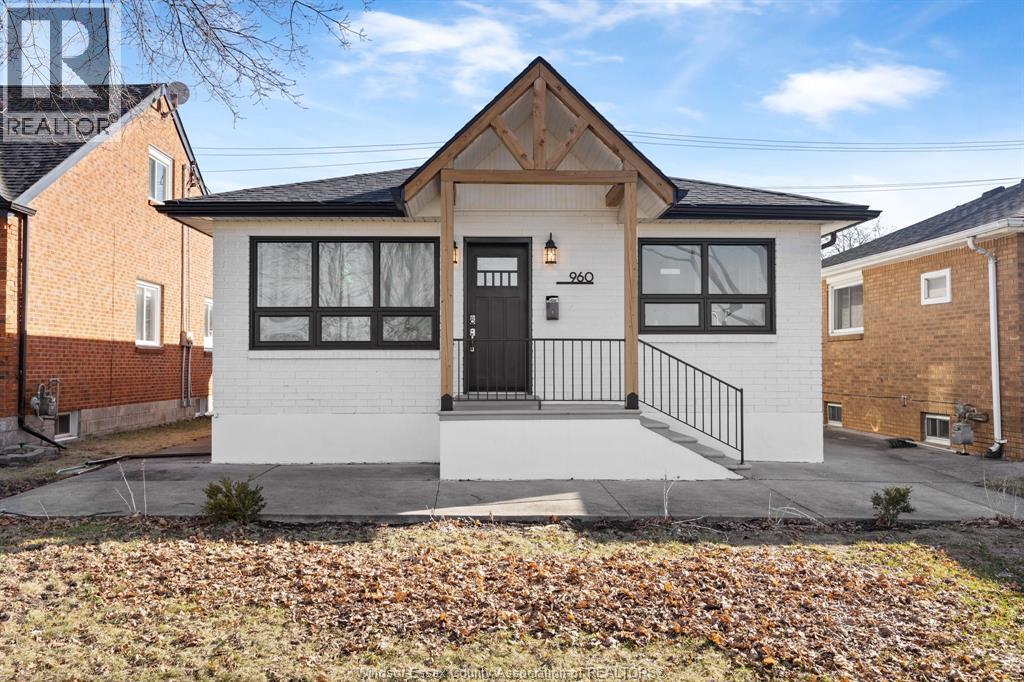 960 Janette, Windsor, Ontario  N9A 5A1 - Photo 2 - 26004946