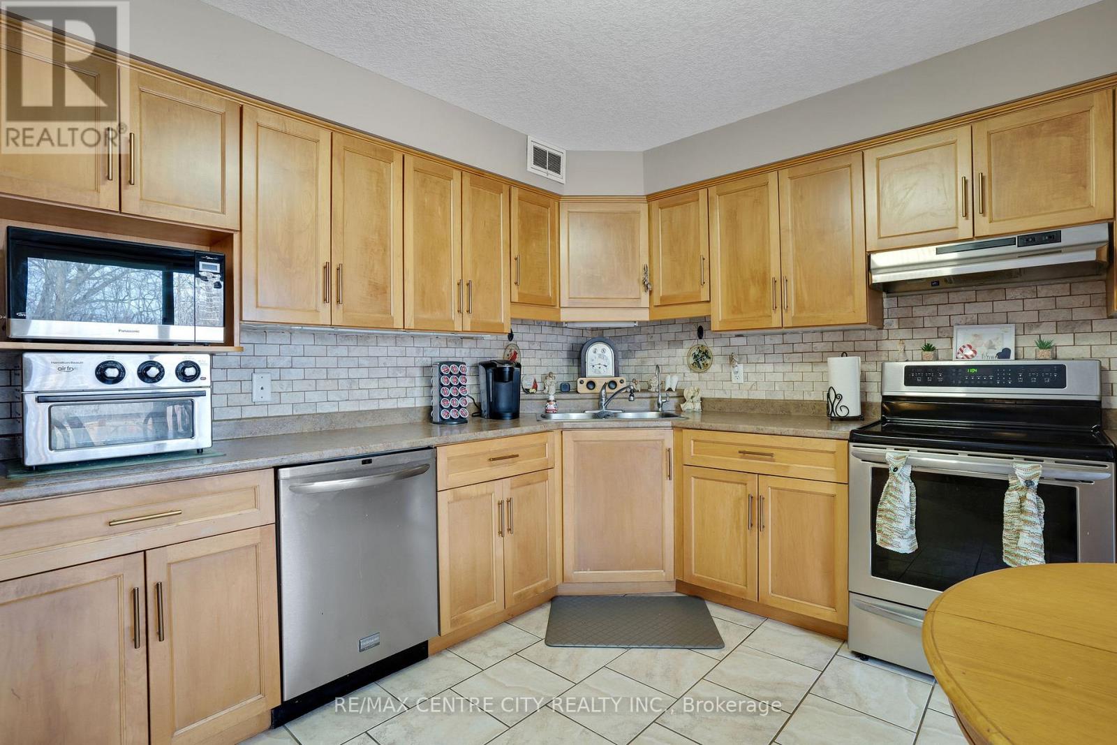 4 - 214 Snyder's Road E, Wilmot, Ontario  N3A 0A6 - Photo 13 - X12865988