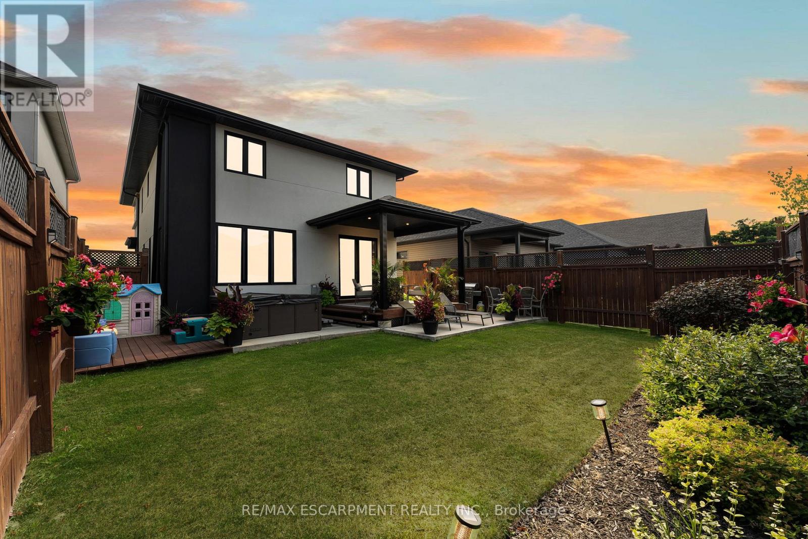 14 Willowbrook Drive, Welland, Ontario  L3C 0G1 - Photo 2 - X12646498