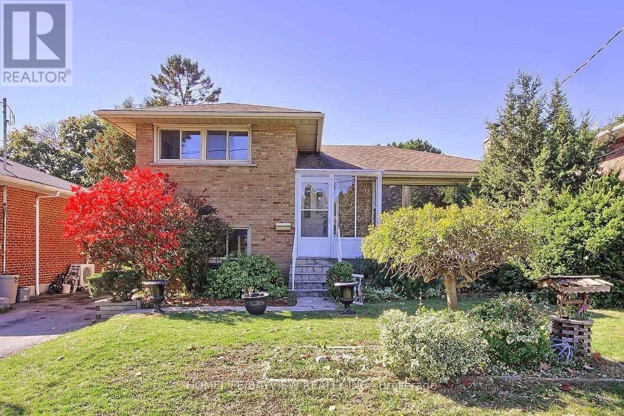 UPPER - 12 SHREWSBURY SQUARE, Toronto, Ontario