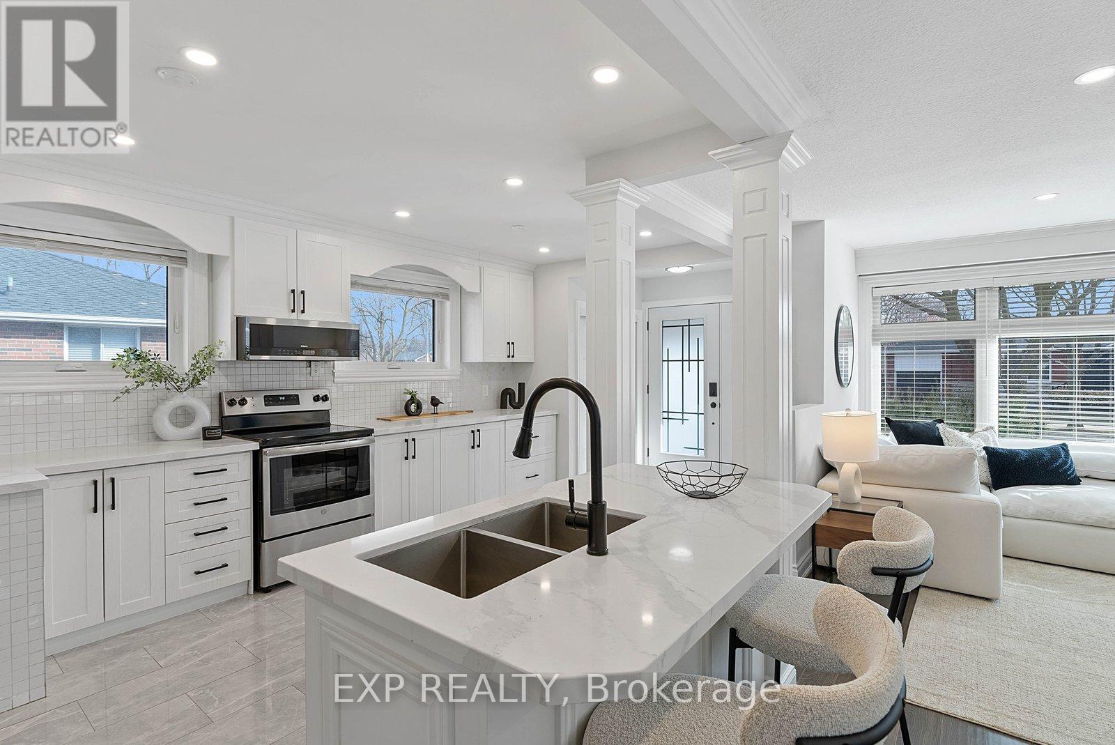 39 HOBDEN PLACE, Toronto, Ontario