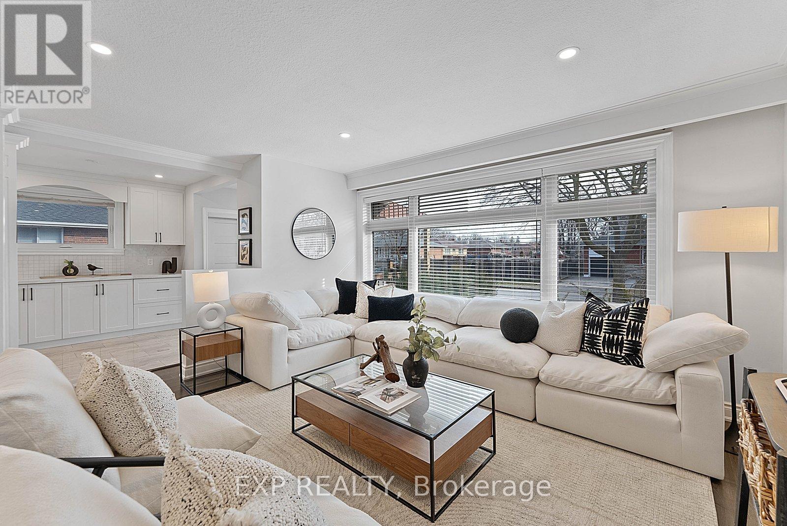 39 Hobden Place, Toronto, Ontario  M9R 3R6 - Photo 10 - W12865840