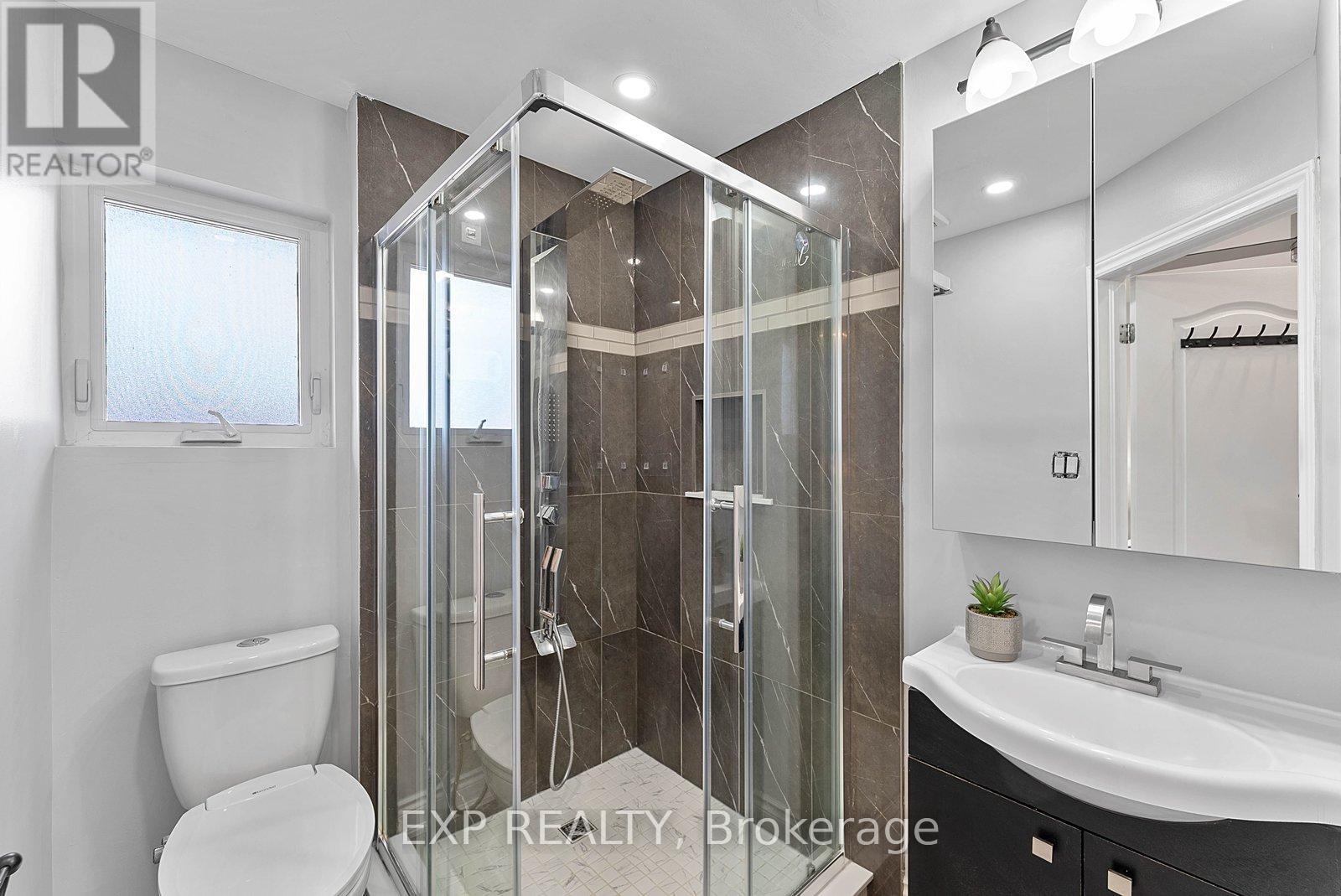 39 Hobden Place, Toronto, Ontario  M9R 3R6 - Photo 16 - W12865840