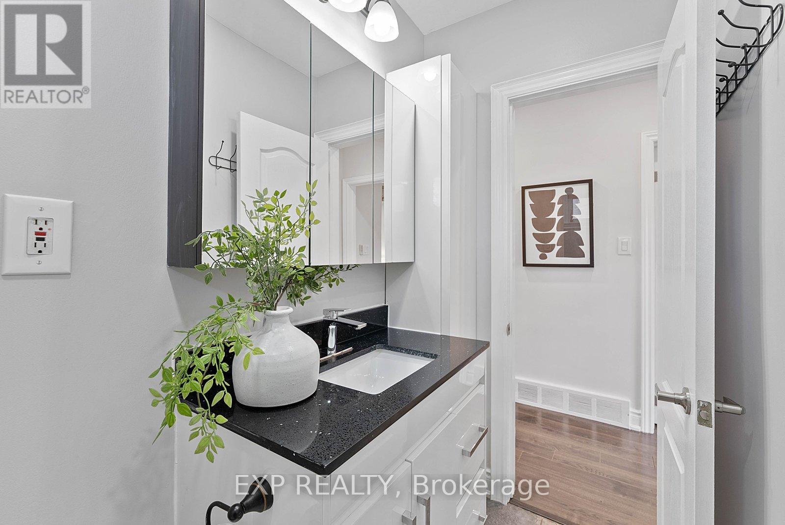 39 Hobden Place, Toronto, Ontario  M9R 3R6 - Photo 22 - W12865840