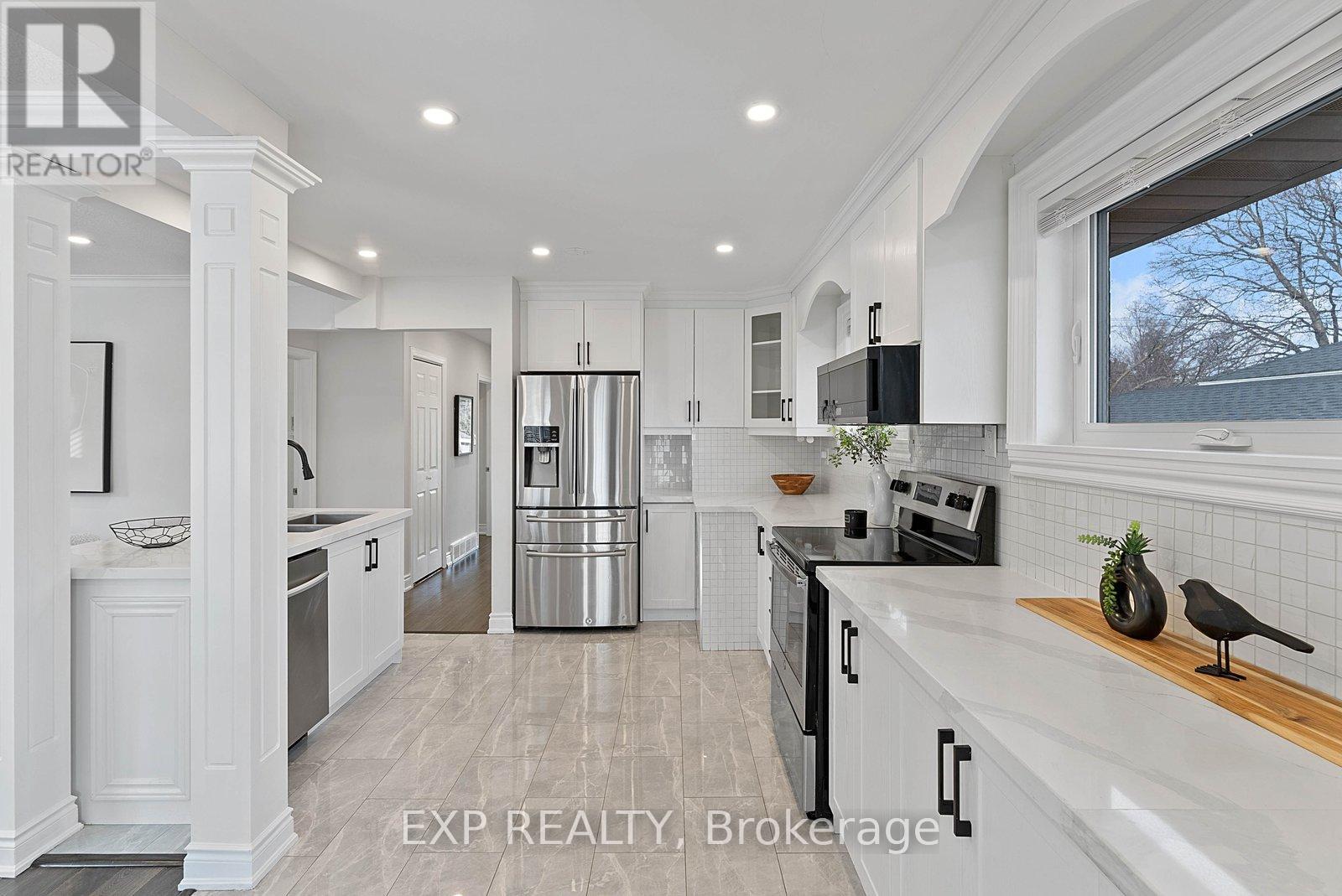 39 Hobden Place, Toronto, Ontario  M9R 3R6 - Photo 4 - W12865840