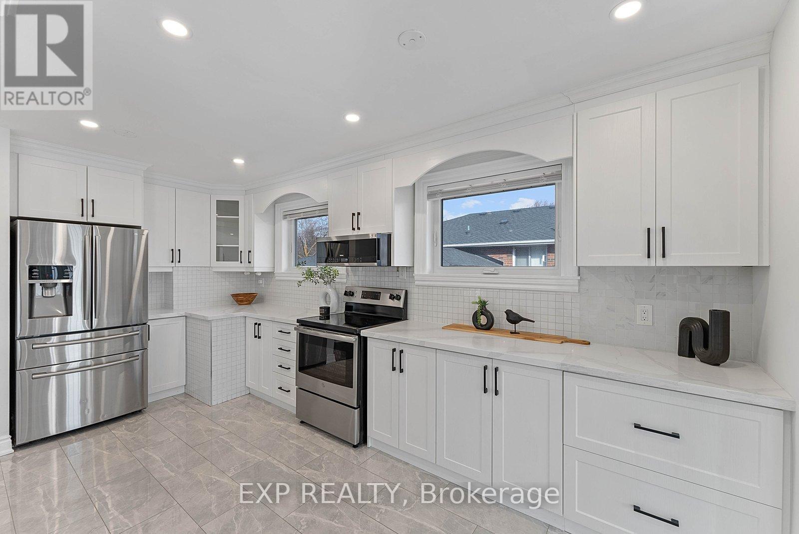 39 Hobden Place, Toronto, Ontario  M9R 3R6 - Photo 5 - W12865840