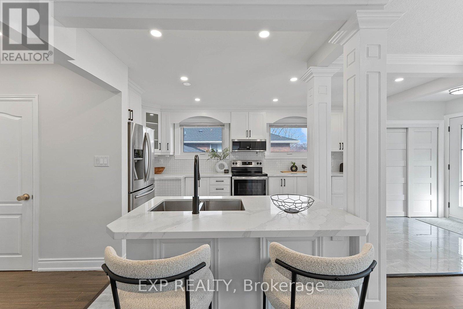 39 Hobden Place, Toronto, Ontario  M9R 3R6 - Photo 6 - W12865840