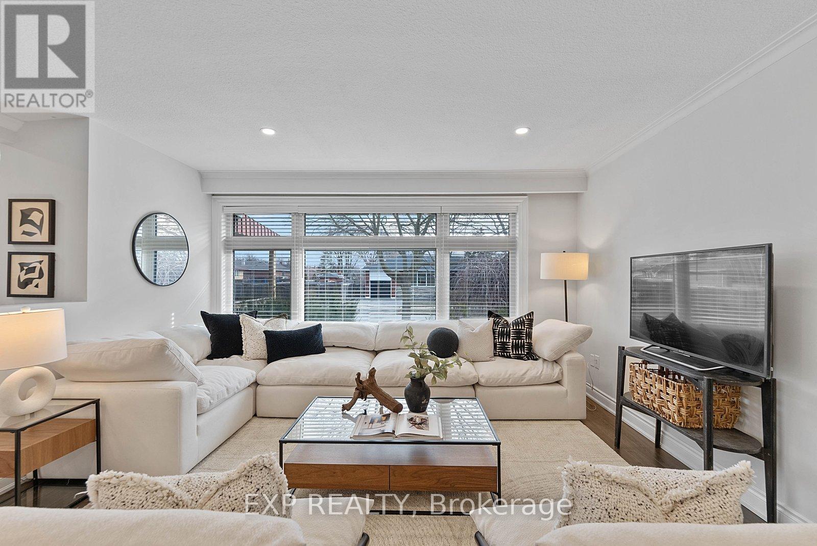 39 Hobden Place, Toronto, Ontario  M9R 3R6 - Photo 7 - W12865840