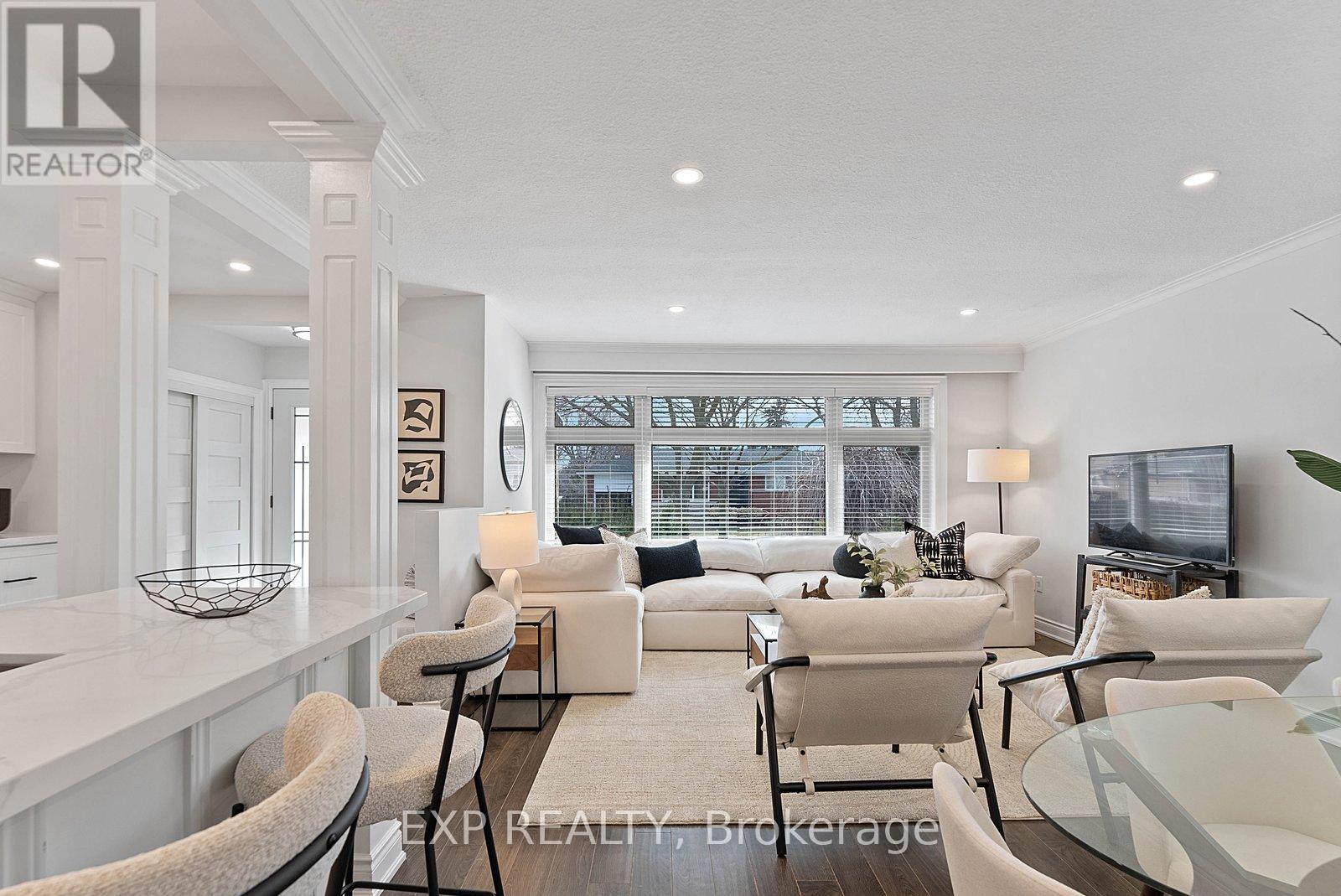 39 Hobden Place, Toronto, Ontario  M9R 3R6 - Photo 8 - W12865840