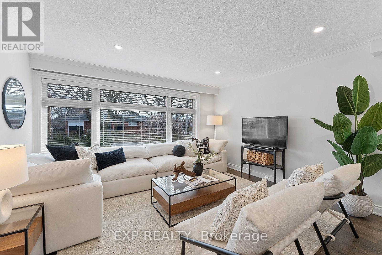 39 Hobden Place, Toronto, Ontario  M9R 3R6 - Photo 9 - W12865840