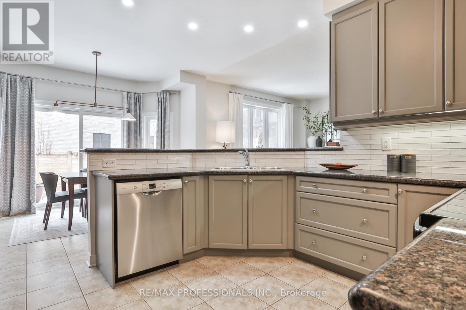 29 Callisto Court, Mississauga, Ontario  L5M 0A1 - Photo 13 - W12865972