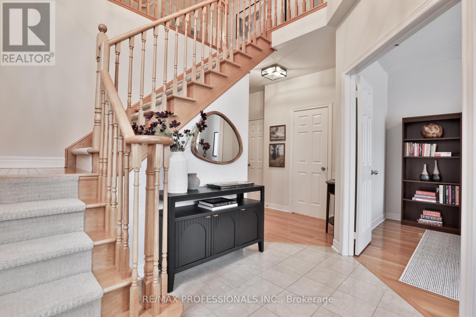 29 Callisto Court, Mississauga, Ontario  L5M 0A1 - Photo 3 - W12865972