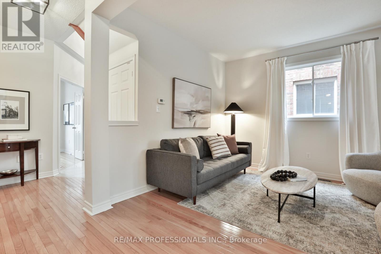 29 Callisto Court, Mississauga, Ontario  L5M 0A1 - Photo 6 - W12865972