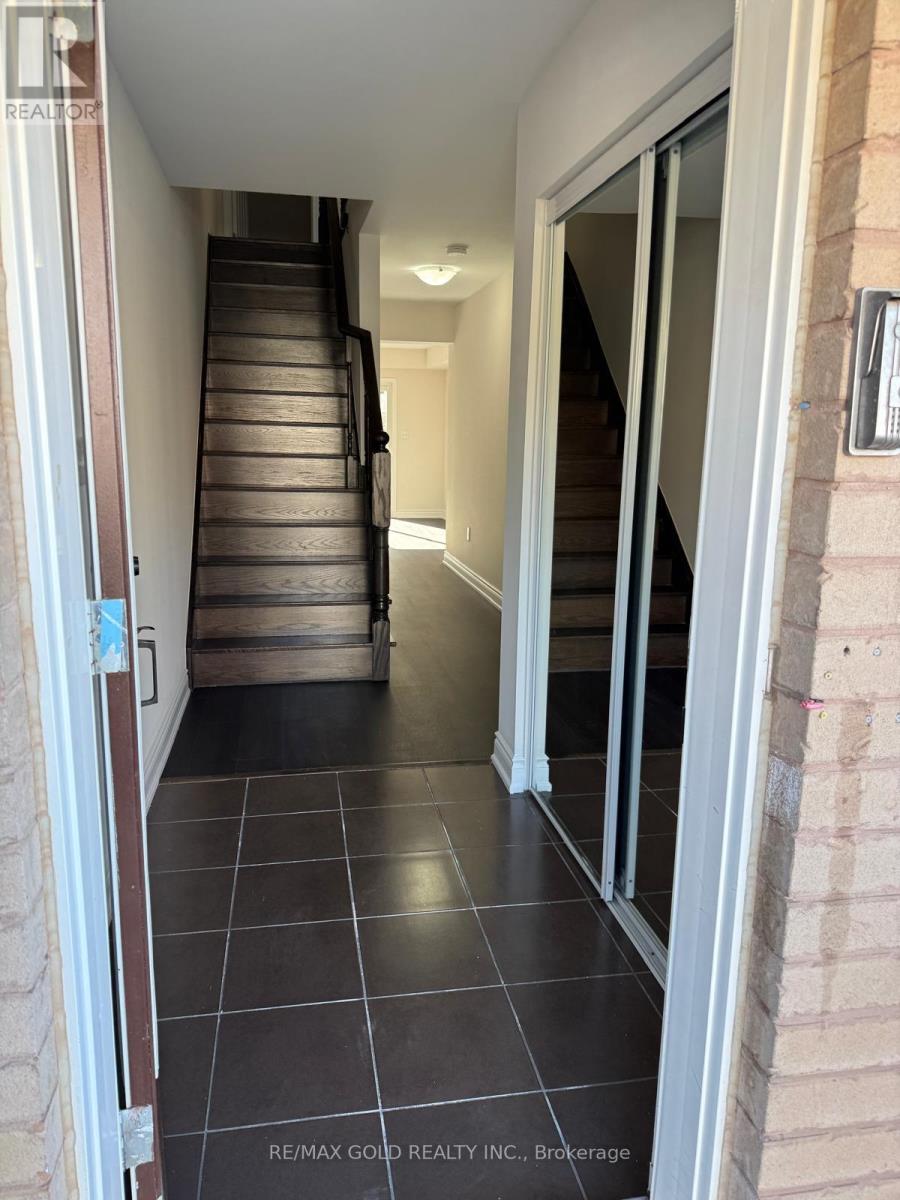 6 Stemford Road, Brampton, Ontario  L7A 0S5 - Photo 3 - W12866084