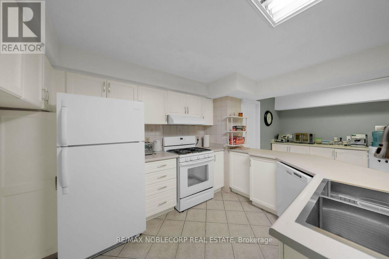 100 Glenn Hawthorne Boulevard S, Mississauga, Ontario  L5R 2K3 - Photo 30 - W12866104