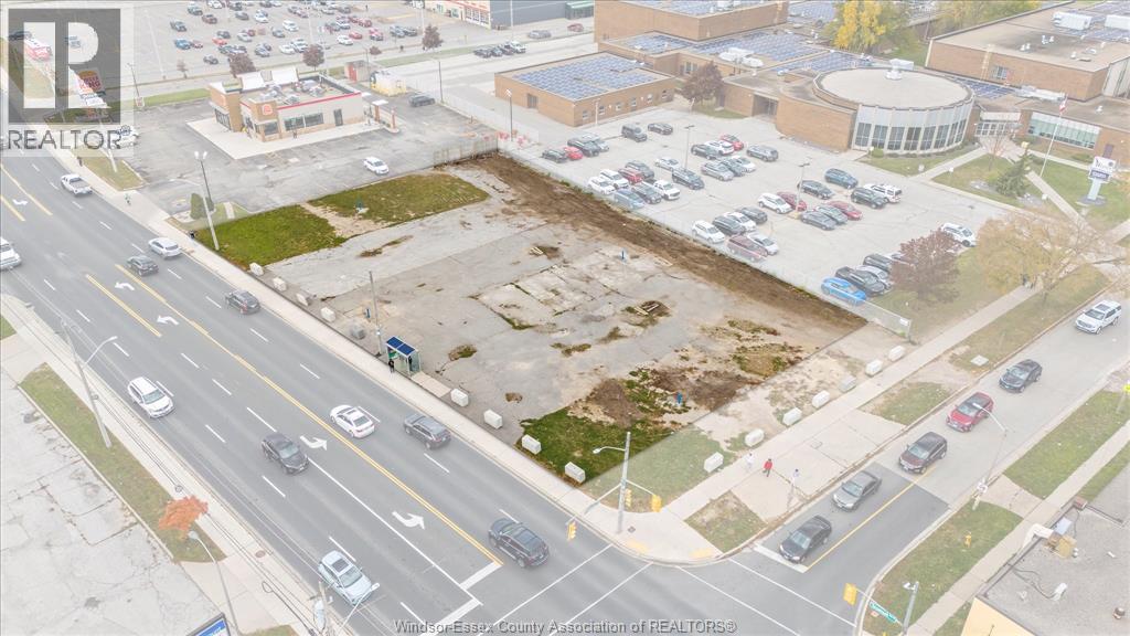 2410-12-16-88 Tecumseh Road West, Windsor, Ontario  N9B 1W3 - Photo 2 - 26004959