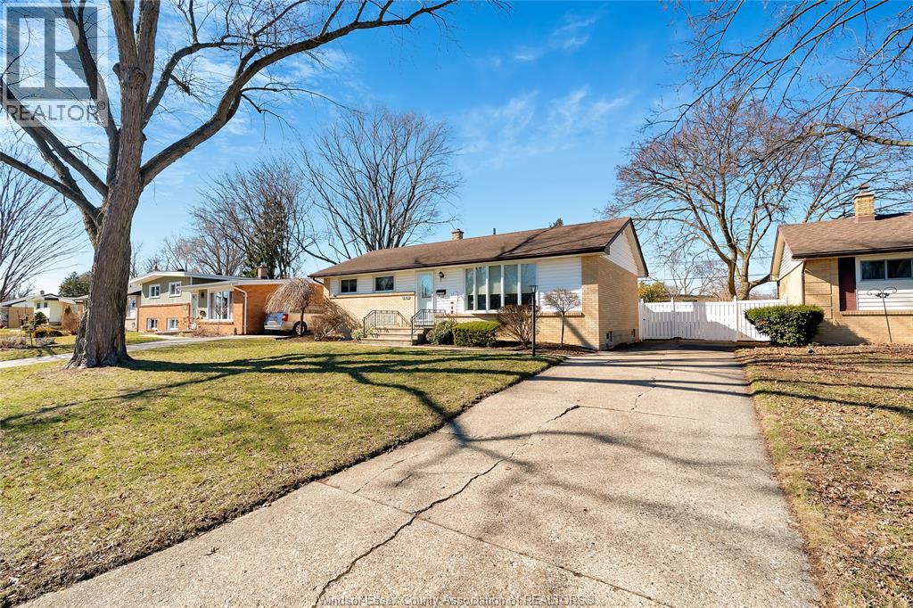 1640 St. Gabriel, Windsor, Ontario  N9E 1P1 - Photo 2 - 26004838