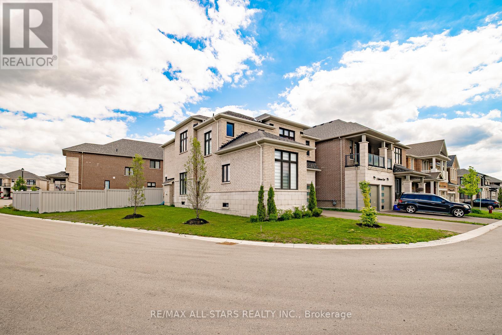 7 Ballanview Court, Whitchurch-Stouffville, Ontario  L4A 4W9 - Photo 4 - N12360552