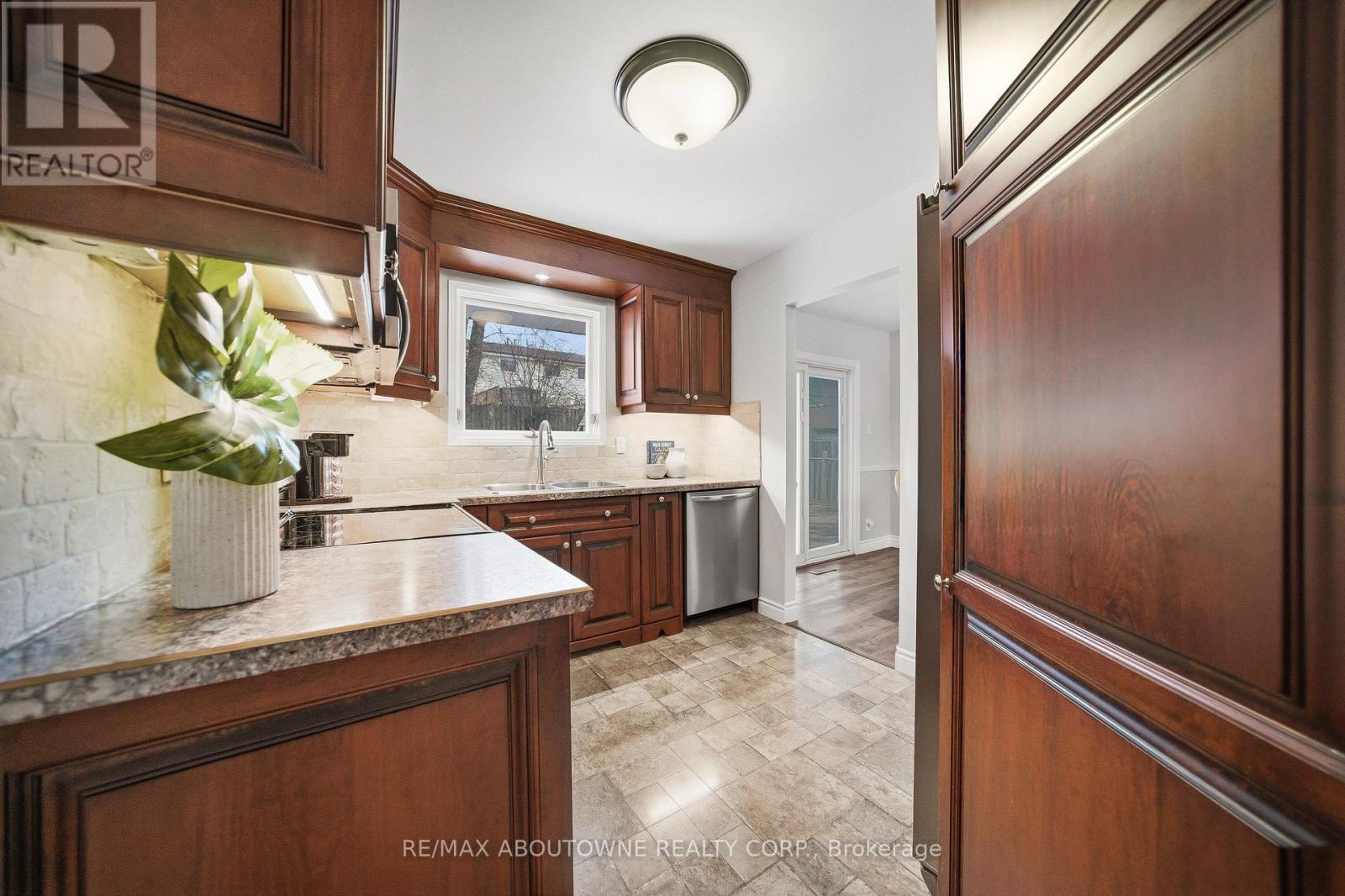 129 Culham Street, Oakville, Ontario  L6H 1G3 - Photo 10 - W12866202