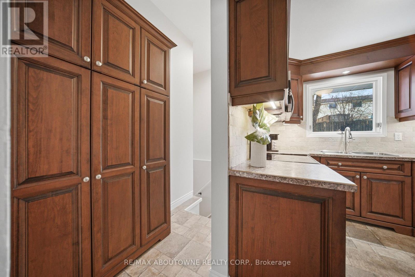 129 Culham Street, Oakville, Ontario  L6H 1G3 - Photo 11 - W12866202