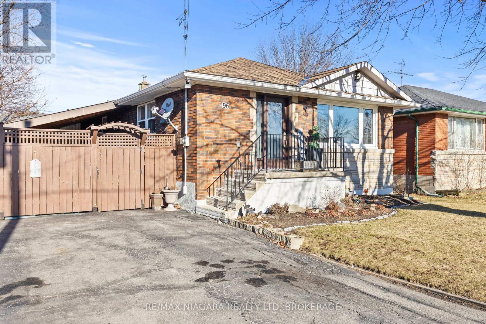 96 Terrace Drive, Hamilton, Ontario  L9A 2Y6 - Photo 3 - X12862314