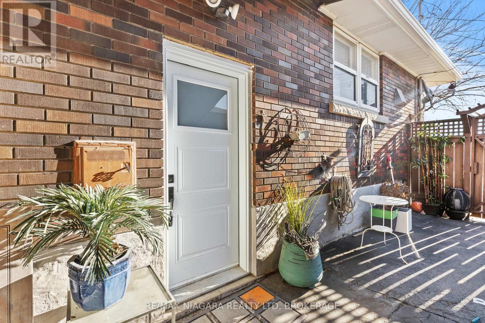 96 Terrace Drive, Hamilton, Ontario  L9A 2Y6 - Photo 4 - X12862314