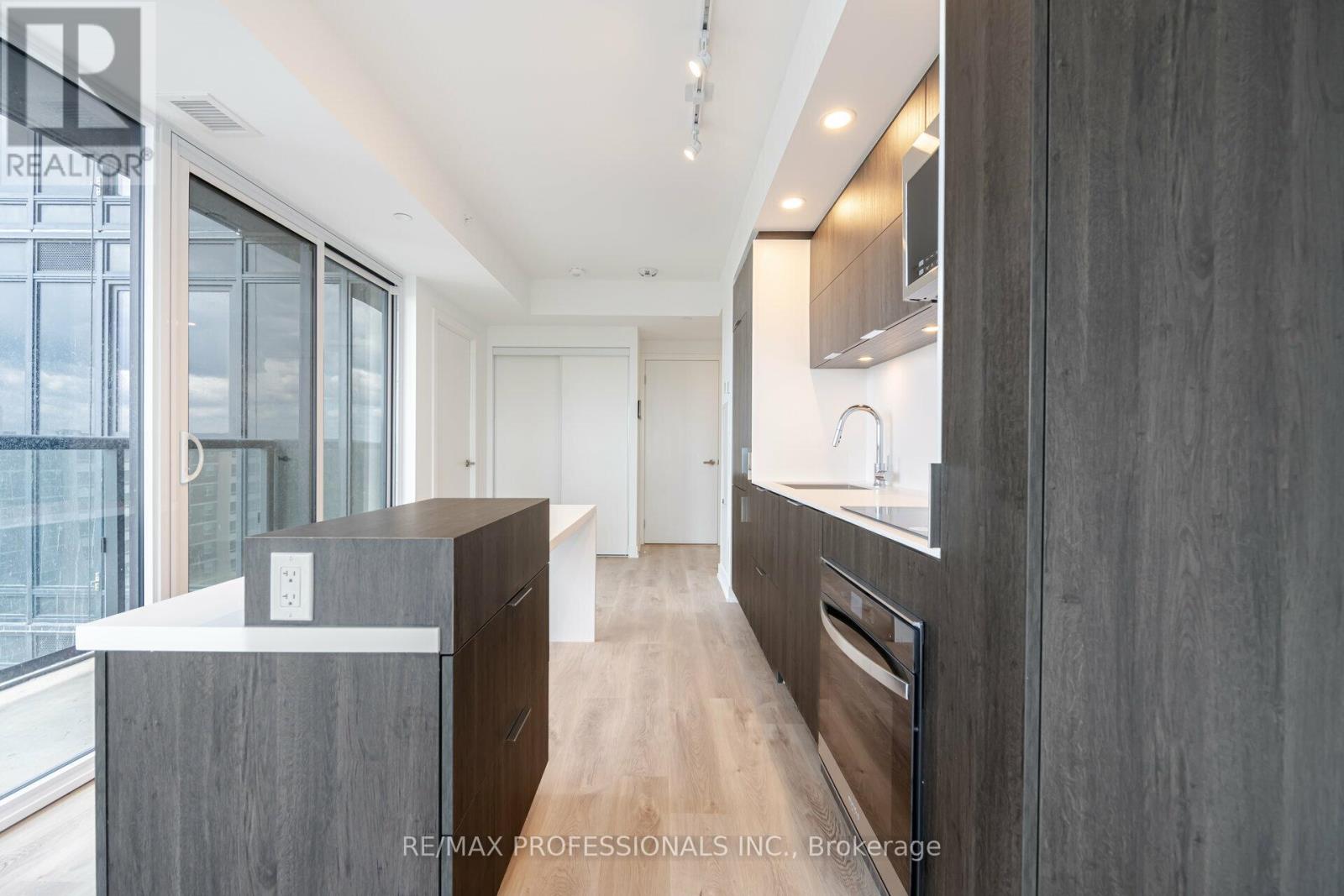 1011 - 370 Martha Street, Burlington, Ontario  L7R 2P7 - Photo 10 - W12866162