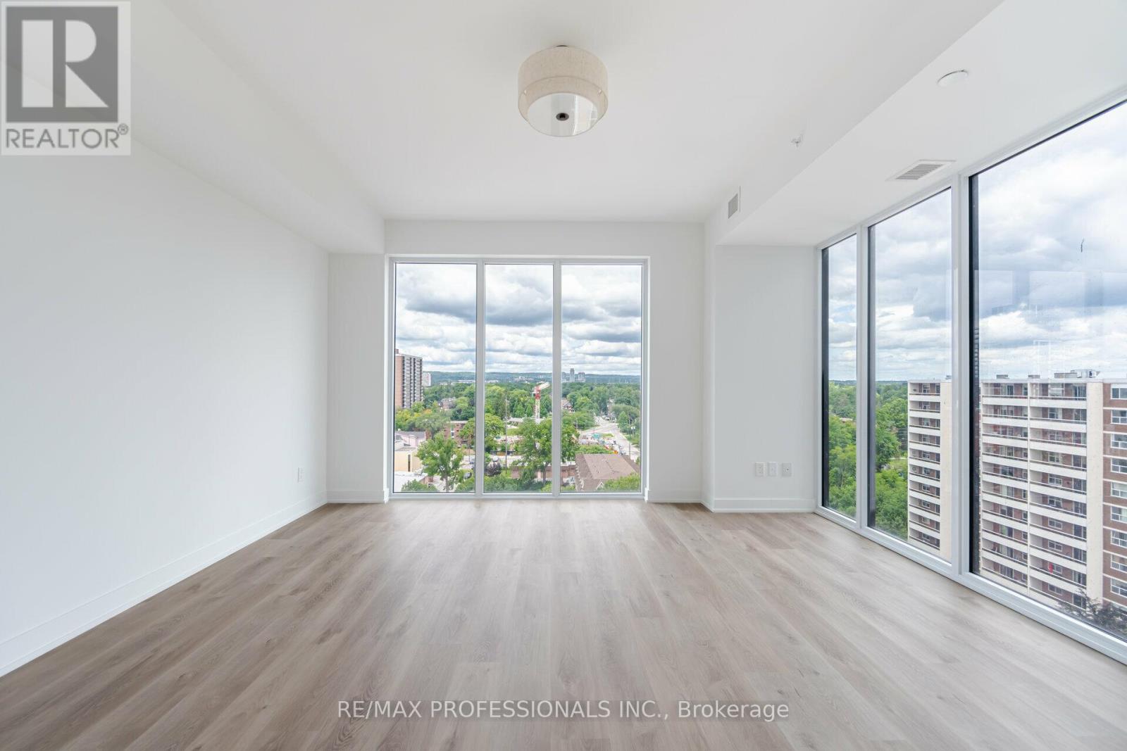 1011 - 370 Martha Street, Burlington, Ontario  L7R 2P7 - Photo 16 - W12866162