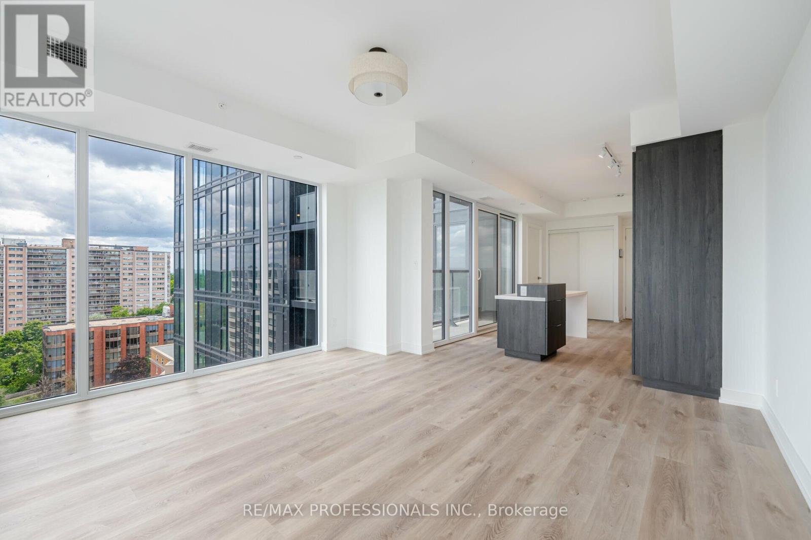 1011 - 370 Martha Street, Burlington, Ontario  L7R 2P7 - Photo 14 - W12866162