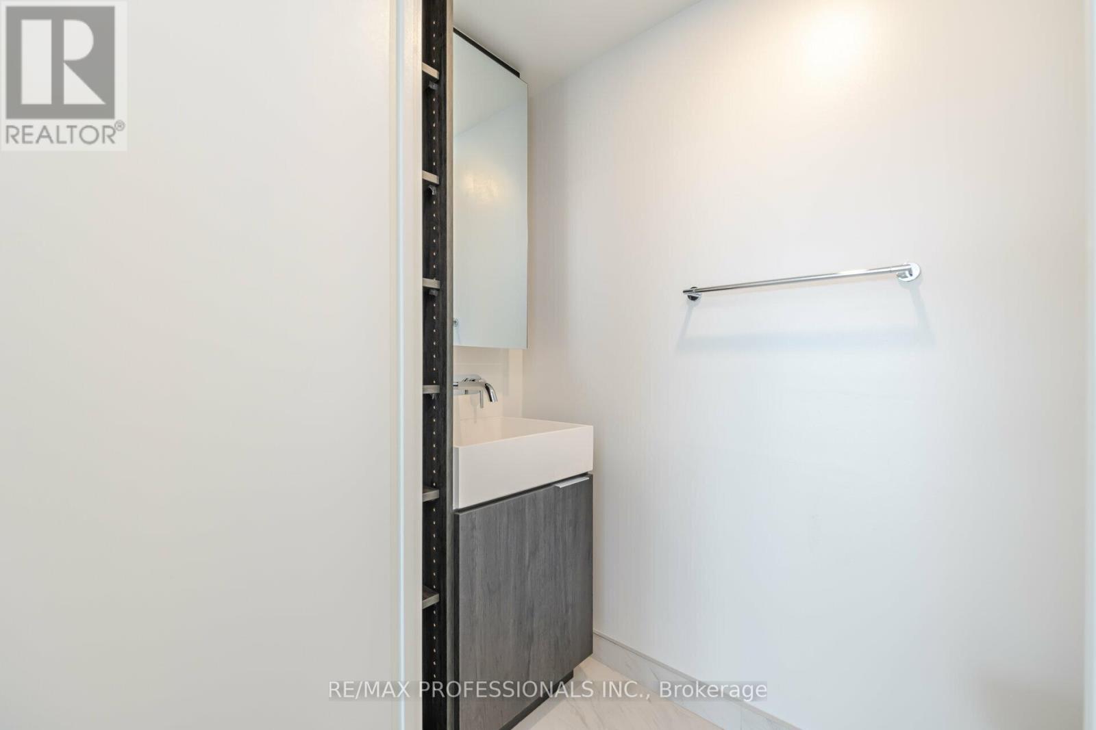 1011 - 370 Martha Street, Burlington, Ontario  L7R 2P7 - Photo 18 - W12866162