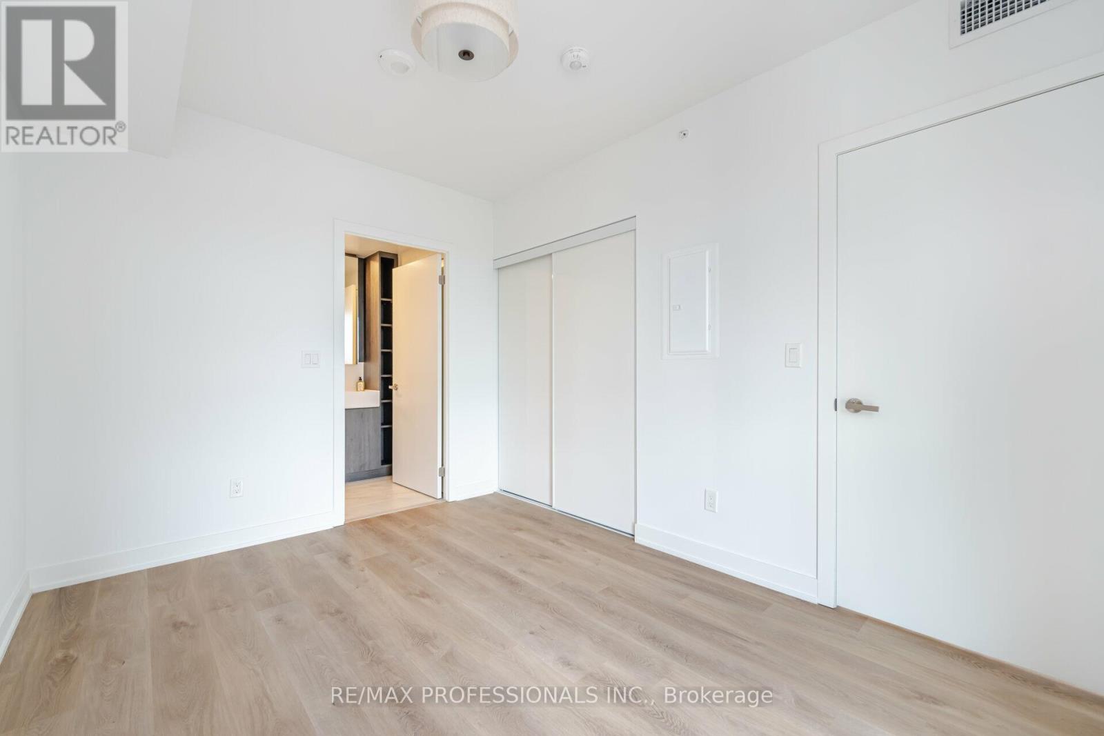 1011 - 370 Martha Street, Burlington, Ontario  L7R 2P7 - Photo 20 - W12866162