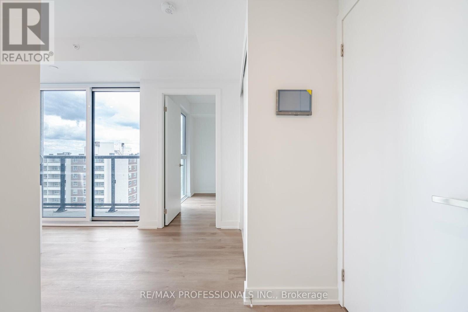 1011 - 370 Martha Street, Burlington, Ontario  L7R 2P7 - Photo 5 - W12866162